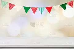 空的白色大理石桌上五彩缤纷的党旗和模糊的散景背景，新年，圣诞节，节日的背景，横幅