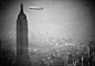 27. 1936年8月8日，齐柏林飞艇兴登堡号飞越曼哈顿的帝国大厦。这艘飞艇正在从德国飞往新泽西州莱克赫斯特的航途中。兴登堡号后于1937年5月6日在莱克赫斯特上空爆炸，成了一团壮观的火球。（美联社照片）