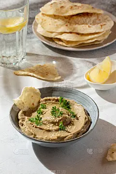 灰色碗里的Baba ghanoush, babaganush或Baba ganoush配以混凝土背景
