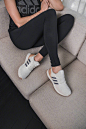adidas 
       —— UltraBOOST DNA PACK系列跑鞋发售
@adidasRunning 推出全新UltraBOOST DNA PACK系列跑鞋，突出标志性的三条纹元素，以反色差设计为视觉中心，代表着阿迪达斯核心精神理念，同时也彰显出众的跑者基因。超模Karlie Kloss也喜欢这双鞋子，并亲自穿着示范。

目前阿迪达斯门店正在进行 ​​​​...展开全文c