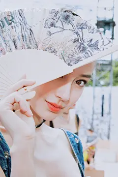 baby这次雕上的三套造型真的太太太太好看了随意调个色满足下自己的壁纸
我最喜欢第一个造型，发型太俏皮了，少女感MAX，后面两个造型也是清清爽爽，马尾和披发都气场满满 ​​​​