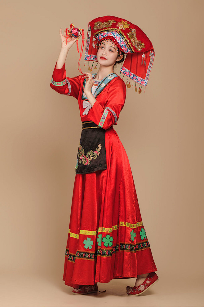 三月三壮族少数民族服饰女性人物摄影图片