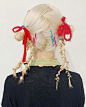 在染发大军中脱颖而出的参考意见

来自台湾的发型师weiwesleywei是打造鬼马少女发型的高手，她创造的发型多以挑染和巧妙的#编发#组合而成，用彩色头绳和发夹点缀其中发型设计值被拉到满分。

看似妈见打系列的不规则发丝排列方式，打造出原宿街头的动漫二次元少女感，置身于其中的脸庞都瞬间提升了个性 ​​​​...展开全文c