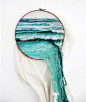 秘鲁艺术家Ana Teresa Barboza创作的作品介于刺绣和雕塑之间。在她的绣针下，海水倾泻，围墙被风推倒，模糊的挂毯，绿色青苔铺地，绷子上创造出生动的自然风景。这样的创意，真是服了！