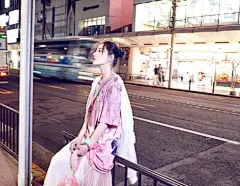 【高清：张馨予扎可爱双丸子头 演绎时尚少女风】今日，张馨予曝光一组少女感十足的写真，照片中，张馨予头扎双丸子头，身着粉色系宽松长裙，搭配一件白色小外套，可爱不失时尚感，裙装上的小猫花纹更是栩栩如生，十分有活力。据悉，张馨予私下就是一个热爱小动物的女孩，粉丝们也特别亲切的称呼她为“猫猫”，这次写真很好的用到猫猫元素，成功地演绎了时尚少女风。壁纸 明星 美女 女神 服饰 妆容 编发 长发 写真 画报 摄影《魔卡行动》《思美人》《边城浪子》《重生之名流巨星》《奋囧》《只因单身在一起》《班淑传奇》《武则天》《半妖