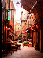 美丽的巷子里充满了五颜六色的摊位。 波若尼亚，艾米利亚-罗马涅，意大利