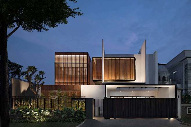 印尼两个庭院之间的房子(2019)(Eb...