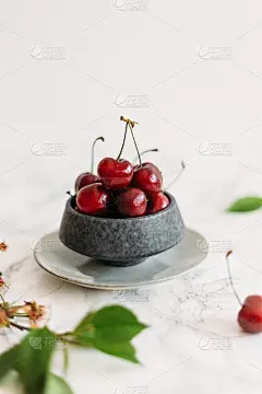 樱桃在乡村颜色的碗和厨房餐巾。健康食品夏季概念