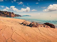 夏日阳光明媚的爱琴海海景。美丽的海洋景观古巴海滩，奥林匹亚达村位置，希腊，欧洲。自然美的概念背景。
