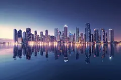 现代化海滨城市水面倒影