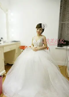  #礼服# #纯白色# #时尚#