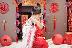 中国女婴传统装扮庆祝中国新年