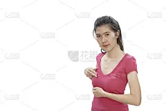 一名妇女正在用手检查乳房上的肿块，寻找乳腺癌的迹象