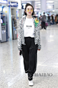 唐艺昕2018年3月31日机场街拍：身着Mira Mikati银色夹克，搭配MSGM字母印花白T恤，背香奈儿 (Chanel) 双肩包由北京前往上海
