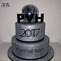 Cake design and Sweet catering 发布的 Instagram 帖子 • UTC 2017 年 12月 21 日 下午 5:32 : 96 次赞、 1 条评论 - Cake design and Sweet catering (@mamilouisemilano) 在 Instagram 发布：“Silver glitter Corporate cake for a real shiny Christmas 2017 party! Thanks @wearepvh for the