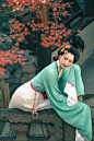 鹤路明〈有线上课〉：仕女图 | 山远天高烟水寒。从古画里走出来的人儿
#汉服约拍 #苏州旅游 #我的摄影日记 #苏州园林 #苏州约拍