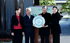 余秋雨夫妻近照被拍！他满头白发望妻眼，马兰气质温婉像优雅姐姐_显得_妻子_穿着 :  他穿着这样一件西装外套，整个人看见都会显得非常的有精气神了，虽然没有怎么的打扮自己，但是整个人看起来状态就特别的好啊，他的头发现在确实白的非常的明显，就是年纪大了呢，这也是没有办法的事情啊，但是整个…