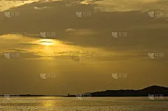 夕阳西下，一道道黄光倒映在水面上