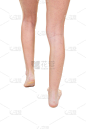后视图美丽光滑的女人，适合的腿，苗条的美丽行走在白色的背景