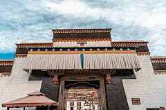 扎什伦布寺：意为“吉祥须弥寺”，全名为“扎什伦布白吉德钦曲唐结勒南巴杰瓦林”，意为“吉祥须弥聚福殊胜诸方州”。位于西藏日喀则的尼色日山下。是该地区最大的寺庙