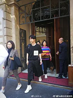 #组团去烧王一博裤子#王一博的裤子估计要堆成山了吧，只见他一会嘻哈风格，一会英伦风范，帅气到是帅气，好看倒是好看，就是种类繁多，随意搭配，让人感觉眼花缭乱了明星可以这么穿，但是一博粉丝们不要学他，要不然你妈妈会说你打扮的不伦不类，打你屁屁了 ​​​​