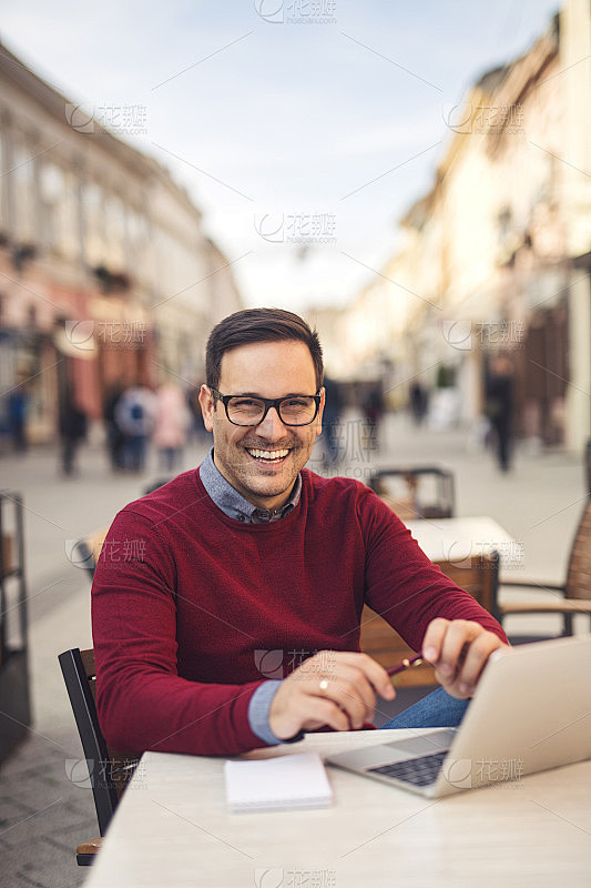 年轻的自由职业者远程工作