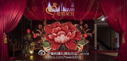 这是一场新中式风格的的婚礼 浮雕牡丹的华...