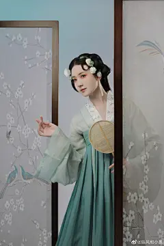 ｜插画仿妆｜
“也作风露辞寒春，往事空照梦里人”

卷捉一个小朋友递上图上同款色系口红一支作为立秋浮力！

模特/妆：@竹大宝Chiki
发型：@月下桑小川 ...展开全文c