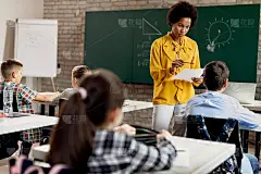 黑人教师在教室里给小学生讲课。