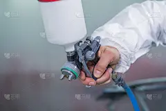 油漆工手中的喷枪。
