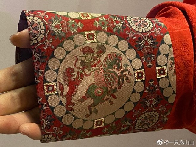 汉服超话 中国国家博物馆，中国古代服饰展览～#汉服##文物##汉服纹样#