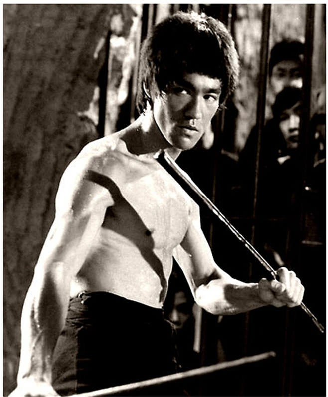 李小龙，原名李振藩，乳名细凤，为美籍华人。

祖籍中国广东省佛山市顺德区均安镇，身高173厘米，体重64公斤。他是一位武术技击家、武术哲学家、全球范围内具有影响力的著名华人武打电影演员、世界武道改革先驱者，也是截拳道武道哲学的创立者