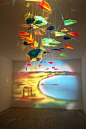 Alakbarov–光与影的艺术来自阿塞拜疆的艺术家RashadAlakbarov，使用半透明的材料，利用光的投影，使之在墙上形成一幅图景。目前《纸飞机》这一作品正在伦敦的DePury画廊展出。