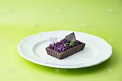 紫薯挞。设置为绿色背景。