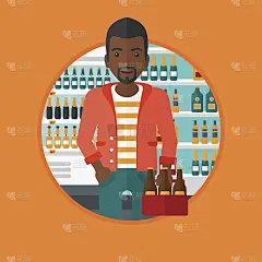 一个男人在超市里拿着一包啤酒。_5128646342