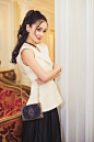 #迪奥品牌大使杨颖#迪奥中国区品牌大使@angelababy 身穿Dior迪奥2017秋冬成衣系列灵动演绎时尚街拍。廓形典雅的斗篷造型尽显复古魅力，简洁素雅的白色上衣与黑色半身裙的巧妙组合洋溢时尚趣致，搭配精致塔罗牌刺绣手袋完美展现baby的娇俏迷人。 ​​​​