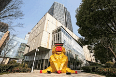 84家mall，超300张美图，2019商场春节美陈大PK_装置 : 本次广州太古汇新春系列活动，主角是闻名于世的广彩，商场各处设置了锦彩丰年、千金品茗、花映彩雀、福娃贺岁四个主题的新年装置。 成都远洋太古里携手芬兰插画艺术家Janine Rewell打造了大型艺术装…