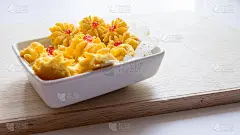 Murukku或Mix Namkeen木质表面