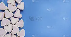 粉红色的心形棉花糖堆在时尚的蓝色背景与复制空间。情人节的爱情主题糖果。彩色甜点作为背景或墙纸装饰