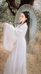 何处几叶萧萧雨。<br/>湿尽檐花，<br/>花底人无语。<br/>掩屏山，<br/>玉炉寒。<br/>谁见两眉愁聚倚阑干。<br/>