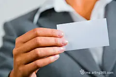 手拿空白名片的商务人物 #采集大赛#