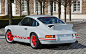 复古风潮 德国保时捷911 RS改装<br/>日前，来自德国的改装商dp motorsport基于 Porsche 964重新打造了一台1973 911 RS 2.7style的改装项目.外观上的前保,发动机盖,挡泥板,侧边条,后保,后扰流,前进气格栅都仿造了73 911 RS的样式,整套套装价格 €6,828,在这套套装价格里还包括了抛光的尾排套件.<br/>同样2.8 RSR 风格套件也是可以预订的.来自 Fuchs 17寸轮毂价格 €2,236.动力方面,优化的 2.....
