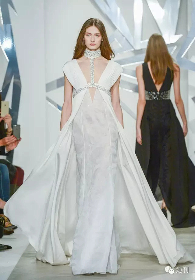 Loris Azzaro

披风是Lor...