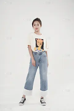 服饰系列模特穿着白色短袖上衣和蓝色裤子的摆拍LYQ_04676