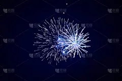 廉价美丽的烟花闪闪发光，蓝色，夜空，背景纹理