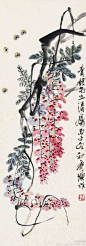 《齐白石 紫藤蜜蜂》：此件《紫藤蜜蜂》作於1936年，画中枝干用焦墨出笔，用笔拙重，墨色沉郁，紊而不乱，而後以清秀飘逸的手法写出细藤，与藤花的轻盈秀美形成强烈对比。花朵则施以鲜明透亮的嫩色，用没骨法点画，淡粉中渗红泛黄，尤显得润泽娇嫩。