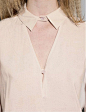 米白色深 V 露背时髦衬衫，可以扣起来的领子，以及深 V 露背设计，优雅又性感的单品。高密度雪纺制，垂感很棒，超级爽滑，略透。