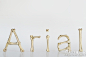 巴塞罗那设计师Alex Palazzi、Eudald Carré和Mio Ouchi共同创作了《 Arial 大家庭》项目，该项目作为检验字体排版学和人体之间一个假设性关系的实验。