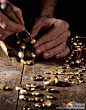 [MARCO BICEGO：来自手工的奢华艺术] 意大利高级珠宝品牌Marco Bicego的所有珠宝由设计至制作均于意大利总部及厂房进行，以保持产品的高质素。Marco Bicego每一件首饰都经人手打磨制造，工匠运用意大利传统珠宝制作技巧，利用专用刮刀Bulino在金属表面造出细致纹理，精湛的手工艺令珠宝融汇传统及艺术的精髓，独一无二。另外，Marco Bicego亦以铸金技术闻名于世，擅长将金属扭成回旋幼线，中间再加金属幼芯，将18K金打铸成像结他弦线般灵活柔软，独特的......@北坤人素材
