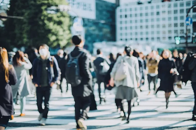 上班高峰时间，繁忙的通勤者穿过市中心的街道图片下载